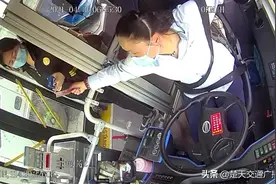 女学生公交卡余额不足 公交女司机：“快上车，不要迟到了”图片