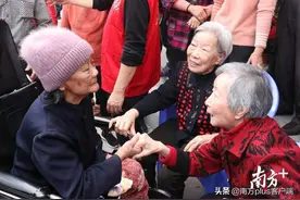 重逢见面他们盼了半个多世纪！江西老人时隔近80年寻回潮汕根视频封面