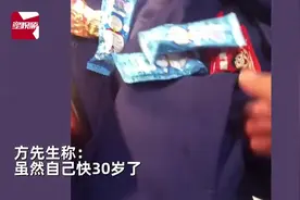 安徽消防员收到妈妈寄的衣服口袋塞满糖果：在她眼里，快30岁了也是孩子图片