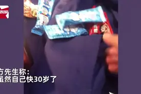 安徽消防员收到妈妈寄的衣服口袋塞满糖果：在她眼里，快30岁了也是孩子图片