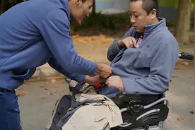 河南一高校迎来一位特殊的学生：从小独自扛起一个家，每天带着父亲上学图片