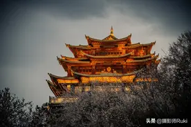 春雨中的香格里拉独克宗古城，少了一分热闹，多了一分宁静图片