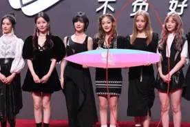 王艺瑾迪丽热巴首次同台，离开舞台滤镜，你师姐还是你师姐图片