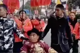 80岁老人娶42岁娇妻，两人原是师徒关系，女方是为了钱还是爱图片