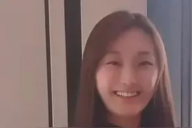 大衣哥儿媳带父母回家道歉，村民全程直播，场面异常尴尬图片