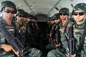 猛虎添翼！直击武警特战小队搭乘直升机融合训练现场图片