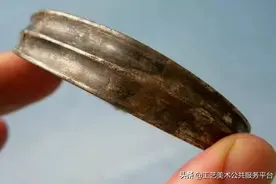 古墓出土一只银手镯“暗藏玄机”，秘藏千年的小纸条竟是“国宝”图片