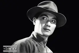罕见老照片：80年代男星黑白照，个个容貌俊美，却又充满男儿气概图片