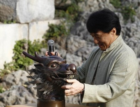 曾有人问成龙身价多少？他笑而不语：“一定没马云多，但也不少”