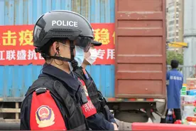 九江浔阳公安执勤用上智能防控头盔，这件神器比体温枪更管用图片