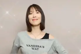 李亚男挺孕肚热舞，全程扭腰摆臀甩头动作超大，网友：小心宝宝图片