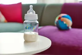 宝宝睡梦中竟然没了呼吸，妈妈哭着道歉，哭天喊地，却已无济于事图片