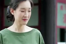 小伙吹牛说要教训老婆，不料老婆就站在他后面，这下有好戏看了视频封面