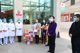 三八”妇女节前夕丹凤县委书记郑晓燕看望慰问抗疫一线女职工图片