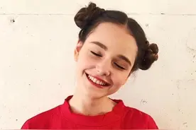 隐秘式镶嵌珠宝，红宝石爱心耳钉图片