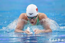 中国游泳争霸赛，宁波15岁游泳小将余依婷战胜奥运冠军叶诗文夺冠图片