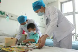 2岁小宝怕上手术台 医护用玩具“奖励”他的勇敢图片