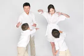 侯佩岑久违晒一家四口，老公罕见出镜，画面温馨幸福图片