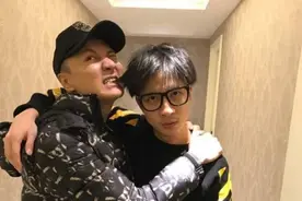 42岁朱桢捧场薛之谦演唱会，俩人是16年好基友，二婚妻子神似倪妮图片