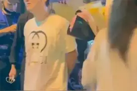 王思聪深夜与女伴街头热聊，手拿气球心情好，身后保镖护卫太显眼图片
