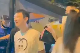 王思聪深夜与女伴街头热聊，手拿气球心情好，身后保镖护卫太显眼图片