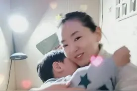 42岁月亮姐姐晒3岁儿子，长相精致不像妈，富商老公从未同过框图片