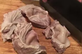 一头猪身上只有1斤的肉，便宜却难买，爆炒下酒太美味图片