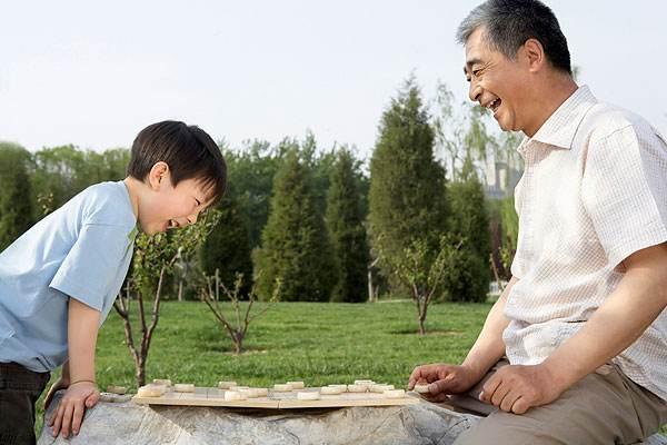 宝爸自制“秋千”哄娃，儿子淡定坐着，妈妈：一个敢坐一个敢摇