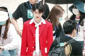 跑男全员穿马术服，郑恺没有了瘦身滤镜的保护，是我眼花了？图片