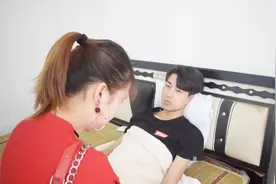 哥哥为供妹妹上大学，工地上班腿受伤，毕业后妹妹这样报答大哥视频封面