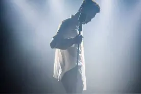 刘宪华工地翻唱热门单曲，这还是蘑菇屋那个油腻的大华吗？图片