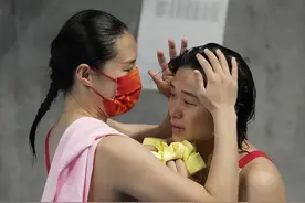 霍启刚陪娃看跳水，仨孩子一眼认出坐裁判席的晶晶，那该多骄傲呀图片