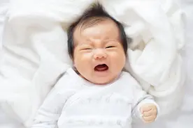 宝宝为何半夜老是哭？以下3种原因妈妈要了解，知道后轻松应对图片