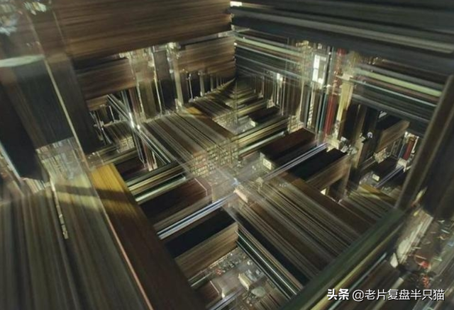 《超体》是烂片，还是神作？寡姐为什么吻警察，为什么变成U盘？