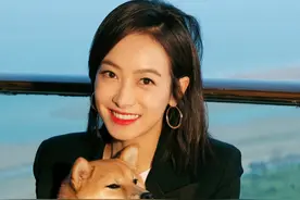 宋茜身穿黑色西装，怀抱狗狗露出暖意笑容图片