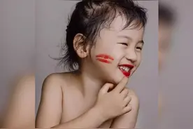 摄影师爸爸给女儿拍了一组照片走红，无关香艳，满满全是天真烂漫图片