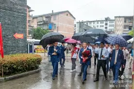 黄毅回三明母校，师生热烈欢迎！他是三明首富，身价400多亿元图片