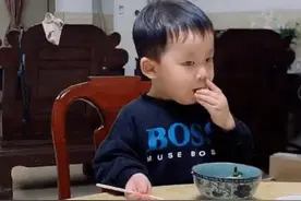 “卑微弟弟”专业伺候姐姐，我姐虐我千百遍，我待我姐如初恋图片