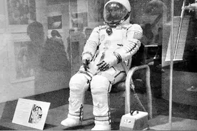 九天去揽月——航天服图片