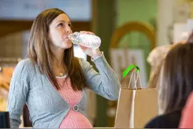 怀孕后要多喝水吗？可以多喝，但是要避开2个时间段图片