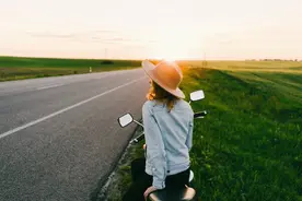 《逆流而上》：生活不都是顺风顺水，愿你我都做一条逆流而上的鱼图片