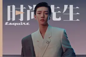 王俊凯未来感大片，清爽的露眉背头造型沉稳硬朗，轻熟风格图片