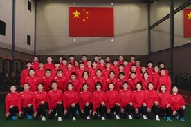 韩国奥运冠军入籍中国身披中国队服合影 能否参加冬奥仍存疑图片