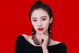 鞠婧祎再次被曝耍大牌：保镖打飞拍照人的手机，鞠婧祎全程无视图片