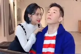 50岁的朱茵夫妇秀甜蜜 穿白色针织衫如少女 老公的表情是亮点图片