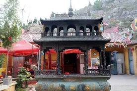 淮北深山藏古寺，天然石雕佛像，古银杏树被火烧死图片