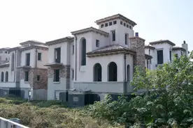 重庆荒废十余年的烂尾楼，坐拥黄金地段，如今半价出售也无人问津图片