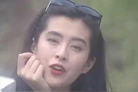 没有美颜P图的时代，王祖贤开摩托车甩发，有点黑眼圈但很美图片