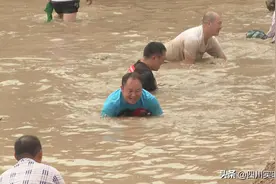 广元剑阁：国庆期间 抓鱼节上乐趣多图片
