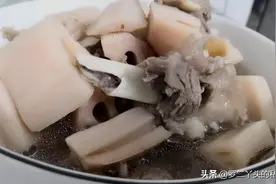 大骨莲藕汤这样煲肉软汤鲜，香气扑鼻，吃一碗感觉满满的幸福！图片